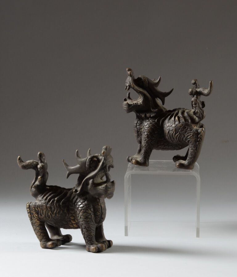 Null 一对铜质能动狗，中国。

尺寸：12.5x13厘米和13.2x12.2厘米。

出处：M和Mme Roimarmier收藏，Valence。