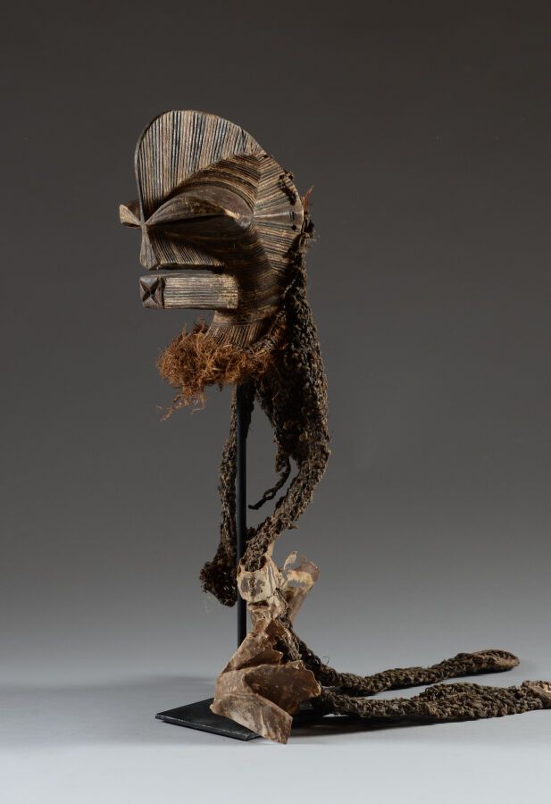 Null 矮小的面具，SONGYE，刚果民主共和国。

雕刻和条纹的木材，植物纤维。

高度（单独的面具）：23厘米。