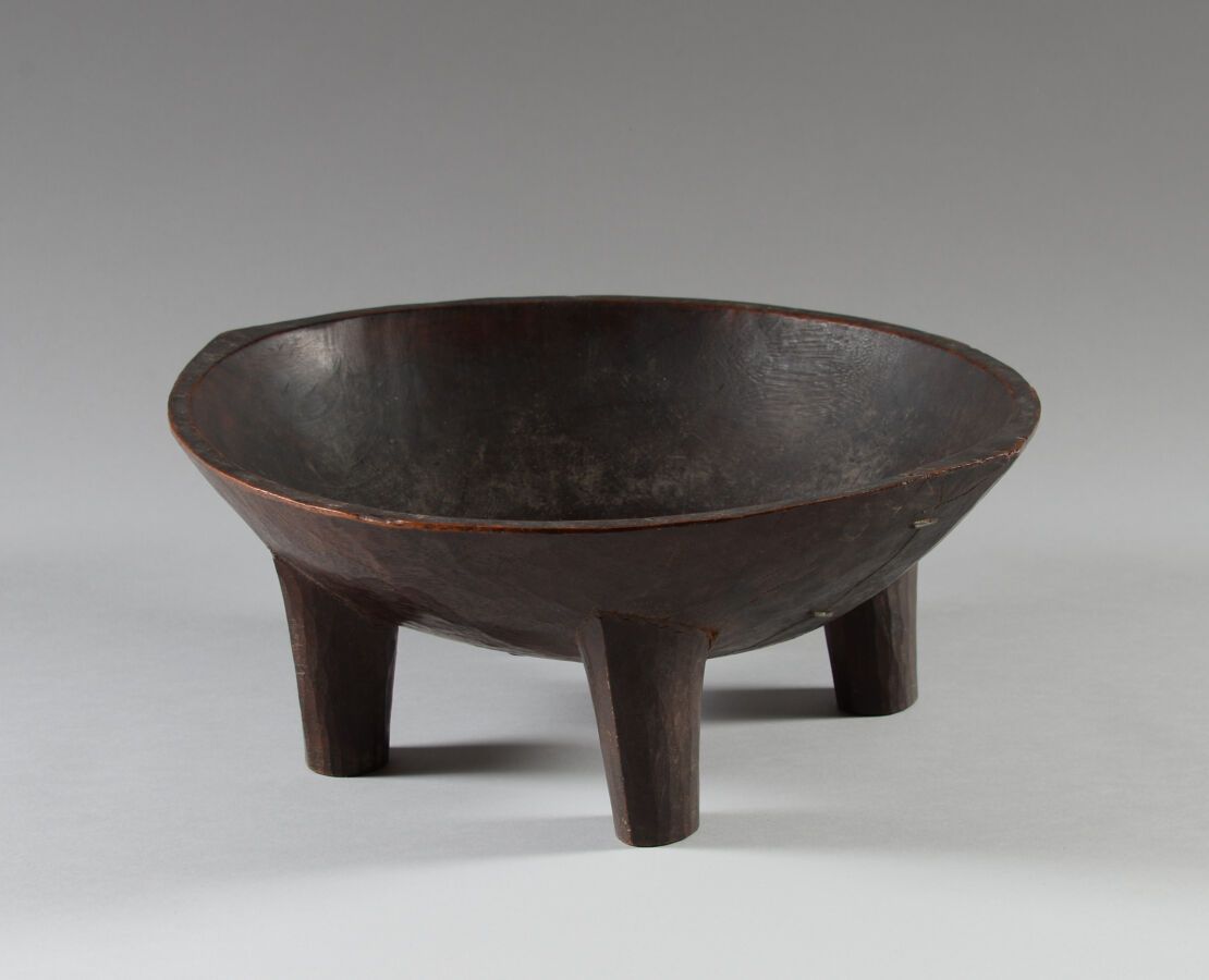 Null Yaqona" tripod bowl, FIDJI, Melanesia.

Wood, very old patina of use.

End &hellip;