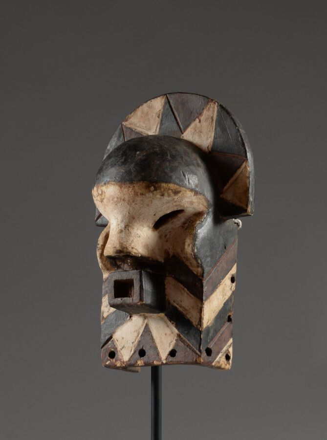 Null 矮小的面具，TETELA，刚果民主共和国。

雕刻的木头，颜料。

高度：22.5厘米。