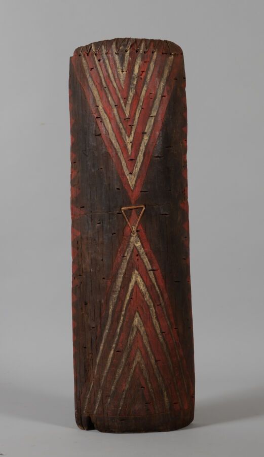 Null HIGHLANDS, Papua New Guinea.

War shield in wood painted with chevron patte&hellip;