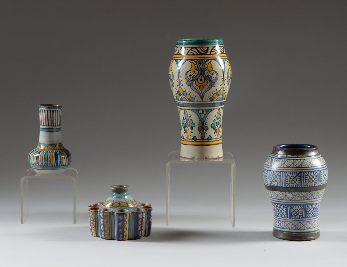 Null 摩洛哥。

陶器，多色釉。

由古陶瓷组成的拍品。

-在非斯，有十个杯子的 "Douaia "墨水瓶是照明师的作品。

轻微的碎片，10,5x8,5&hellip;