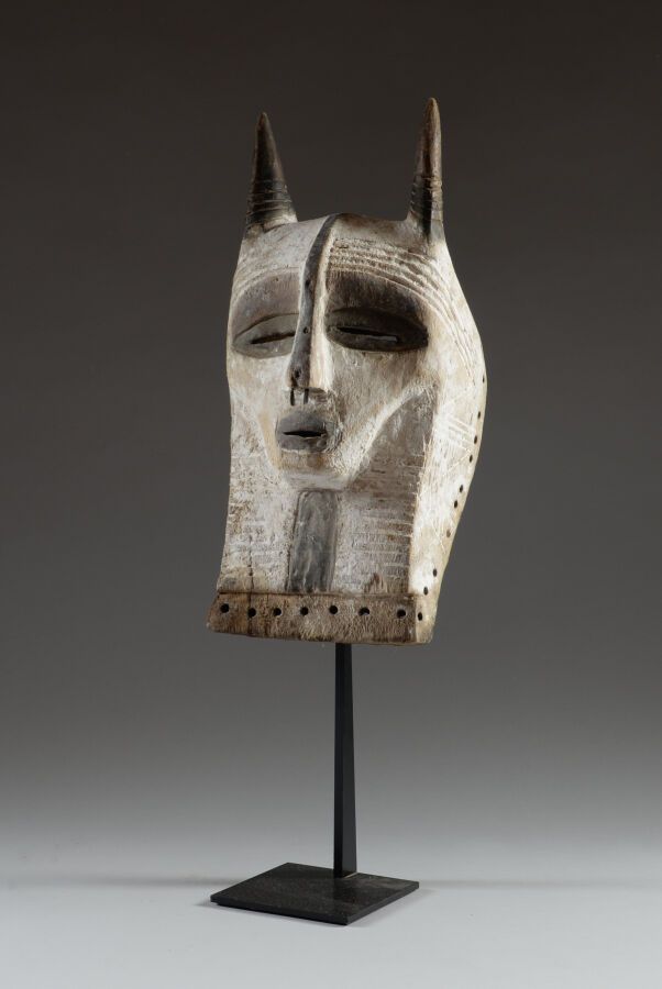 Null LUBA，刚果民主共和国。

雕刻和条纹的木材，颜料，头发。

拟人化的 "Kifwebe "面具，有两个角。

高度：41.5厘米。宽度：20厘米。