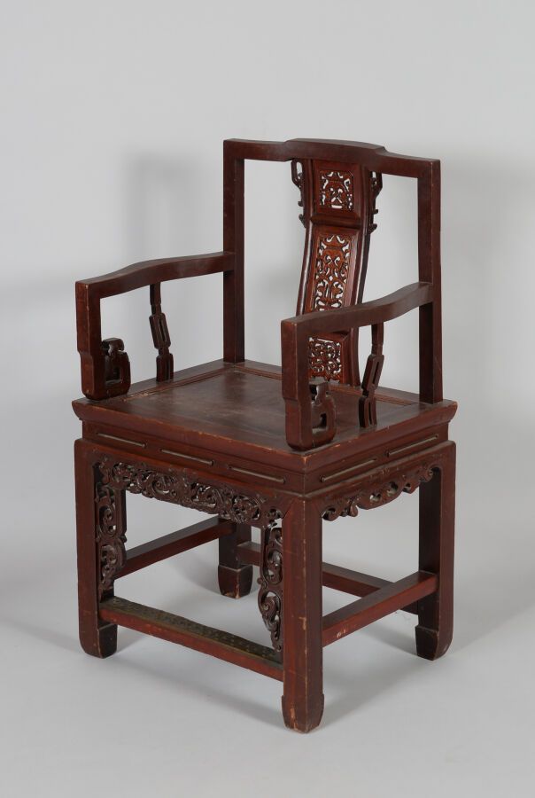 Null 中国。

厚重的红色漆面木料。

扶手椅，椅背呈学者帽形状，弯曲的扶手，中间部分有镂空的装饰，椅腿由支架连接。

20世纪初。

高度：101.5x6&hellip;