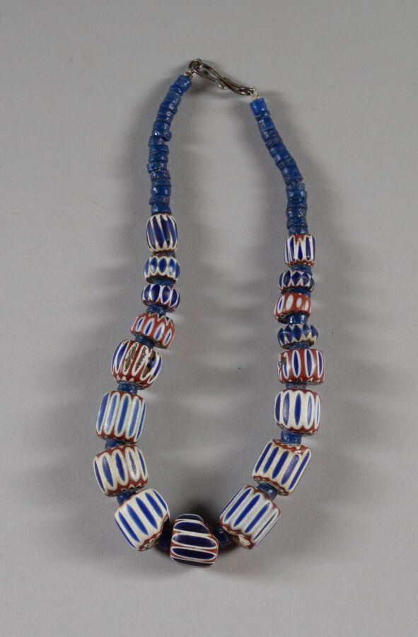 Null 喀麦隆，巴米莱克。

由17颗大小不等的蓝色雪佛龙珠和蓝色小珠子组成的贵族项链。

出处：M和Mme Roimarmier收藏，巴伦西亚。