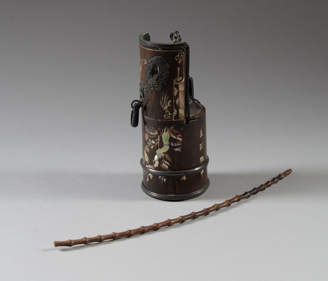 Null 越南。

用于吸食鸦片的 "Diêu nuoc "水烟。镶嵌珍珠母的木制烟斗，金属元素和其竹制烟斗。

19世纪晚期。

高度：21厘米（不含底座）
&hellip;