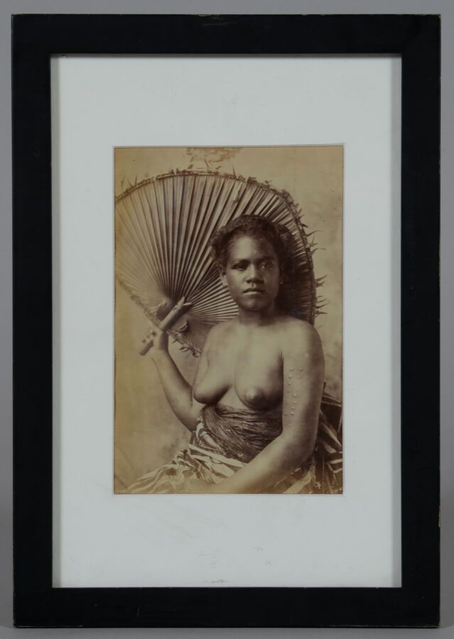 Null 归功于KERRY & CO.

"拿着扇子的萨摩亚妇女，约1900年。

一个萨摩亚妇女的原始银版画，她的右手拿着一把用棕榈叶制成的传统扇子。

她身&hellip;