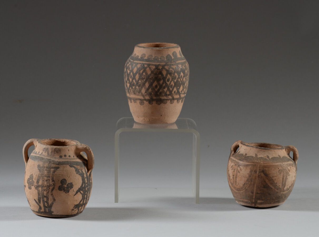 Null 三把老式小壶，摩洛哥。

陶器，天然颜料。

高度：7厘米-9.5厘米和8厘米。

出处：M和Mme Roimarmier收藏，Valence。
