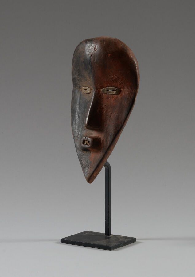 Null 代表人脸的木制面具，额头微微隆起，眼睛是细缝，周围是白色金属，细鼻和突出的嘴。

高度：19厘米。