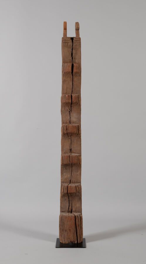 Null JARAI/BAHNAR，越南中部高地。

雕刻的硬木，因使用而有强烈的铜锈。

大梯子有一个垂直轴和六个台阶，以两个造型的头像结束。

高度：163&hellip;