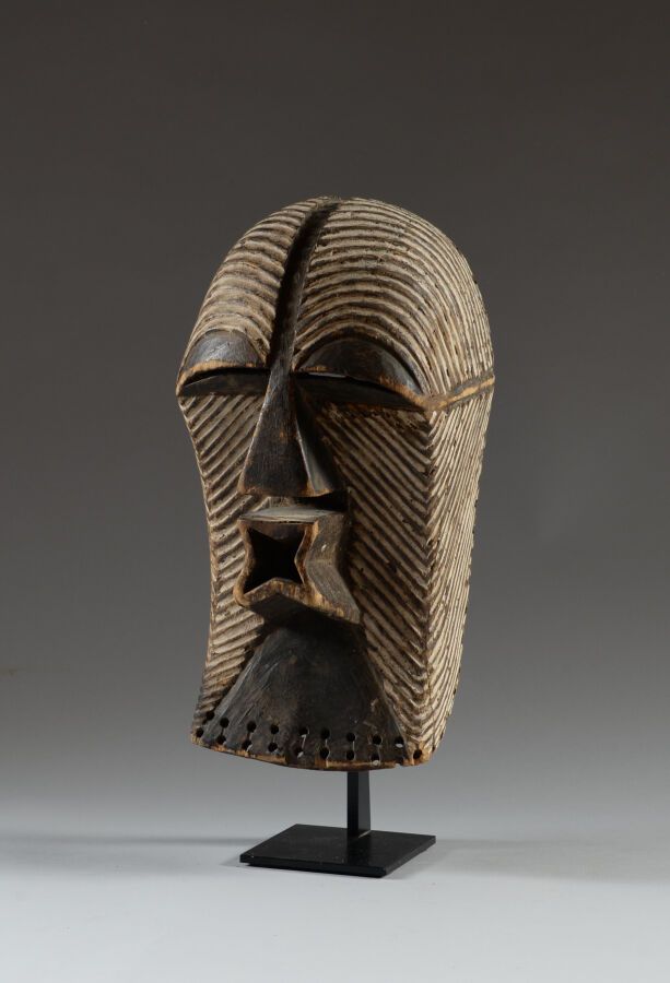 Null 刚果民主共和国，松耶。

木材，颜料。

女性面具 "Kifwebe Kikashi"，脸上布满条纹。

20世纪上半叶。

高度：36厘米。宽度：1&hellip;