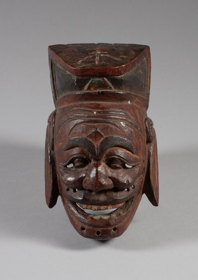 Null 中国。

涂漆的木头，有使用的痕迹。

图迪公的面具，种子和土壤之神。

19世纪。

高度：23厘米。 长度：13厘米。

出处：Yves Créh&hellip;