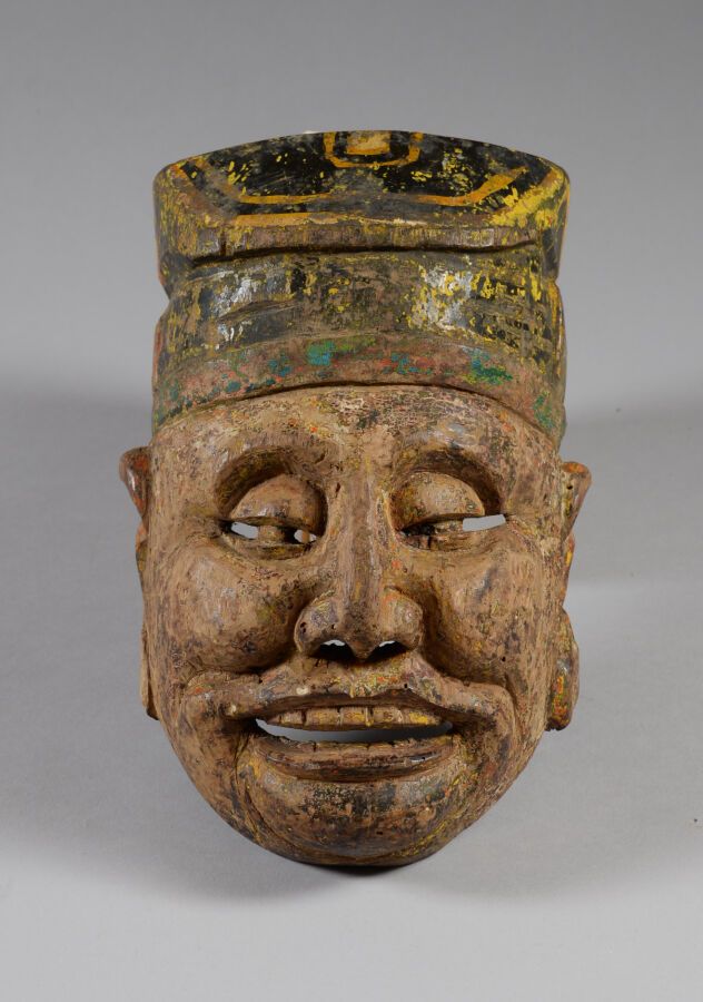 Null 中国。

木制将军面具，具有美丽而古老的多色性。

19世纪。

高度：24厘米。长度：16厘米。

恢复。

出处：Yves Créhalet的收藏&hellip;