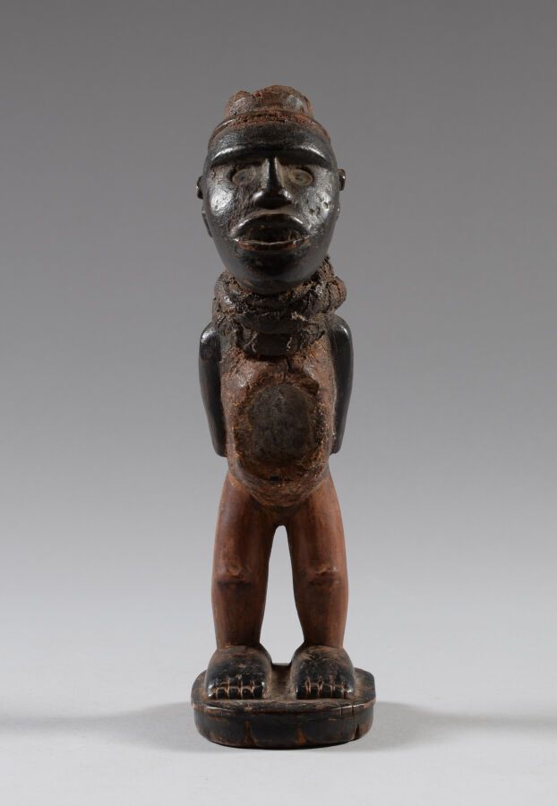 Null YOMBE，刚果民主共和国。

木头、魔法炸药、祭祀凝结物

恩基斯 "拜物教雕像，有颅骨和腹腔的指控。

20世纪上半叶。

高度：27厘米。

小&hellip;