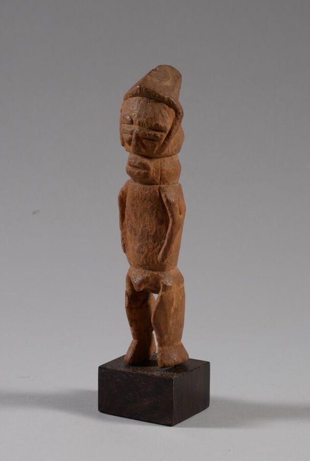 Null 小型男性雕像，TEKE/YANZI，刚果民主共和国。

雕刻的木头有很强的古色古香。

高度：18.5厘米。
