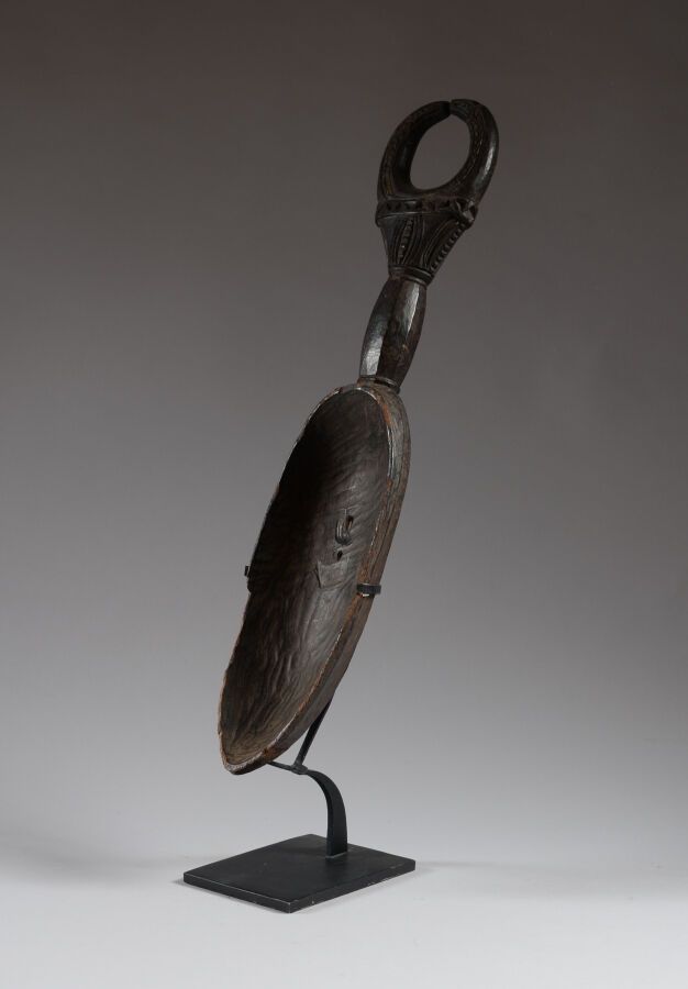 Null DAN, Costa d'Avorio.

Legno, patina nera.

Un antico cucchiaio cerimoniale &hellip;