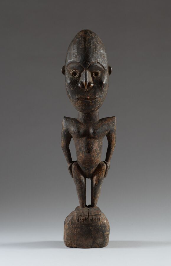 Null 极好的古代女性雕像，SAWOS，巴布亚新几内亚。

染色的木头，锥壳。

高度：56.5厘米。