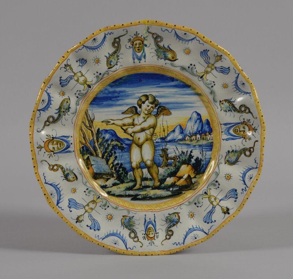 Null 意大利--Savone Cantebelli
多色陶器带扇形边缘的小圆盘，上面装饰着风景中的天使，翅膀上装饰着怪兽和海洋动物。
19世纪
直径22厘米&hellip;