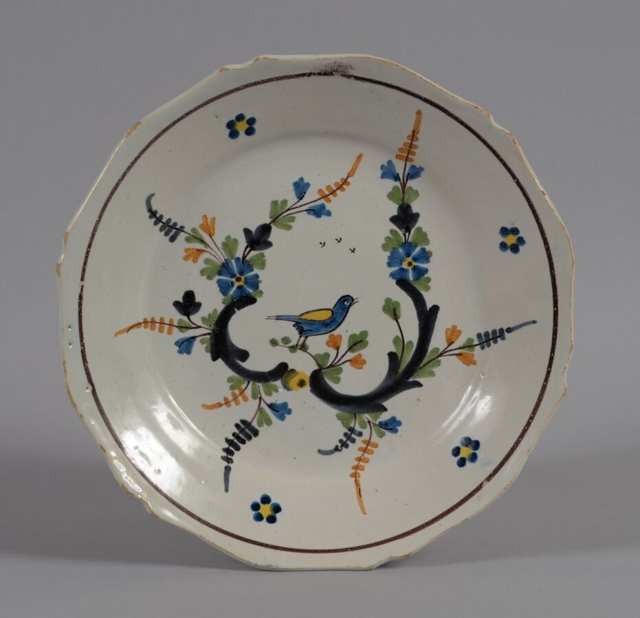 Null LA ROCHELLE
Assiette à contours en faïence polychrome à décor d'oiseau et b&hellip;