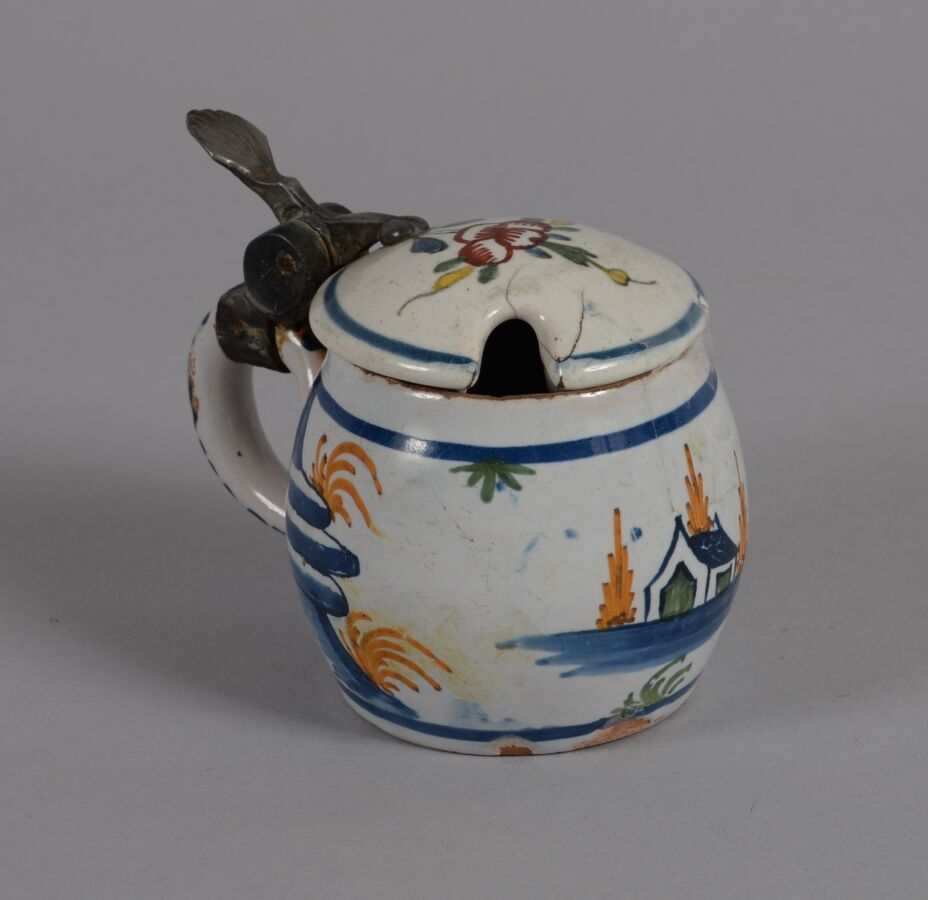 Null ǞǞǞ
多色陶器的芥末罐，上面装饰着鲜花和房子。紫铜框架。
18世纪
高7.5厘米
底部有小缺口，有轻微裂纹