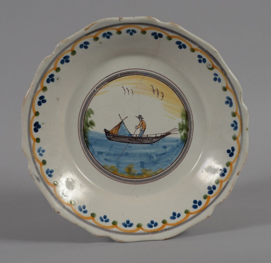 Null ǞǞǞ
一个多色陶器盘，上面有卢瓦尔河的海洋装饰，表现了一个乘船的渔夫。
18世纪末和19世纪初
直径23厘米
有钉子的裂缝