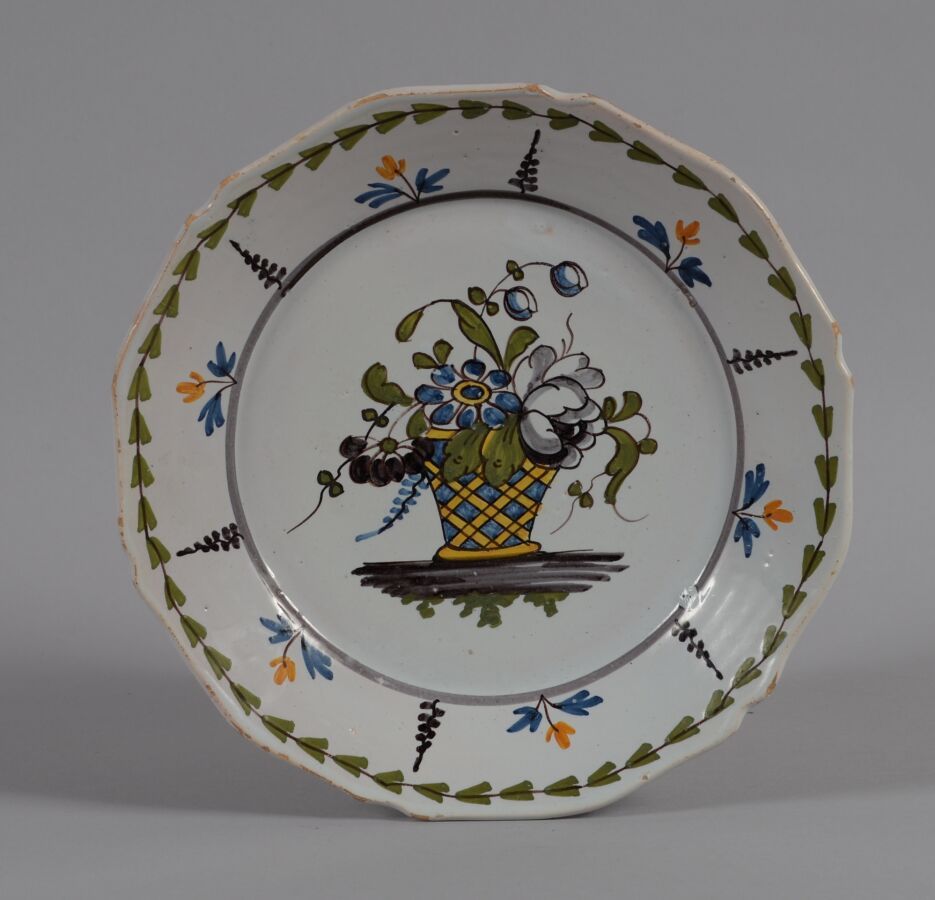 Null ǞǞǞ
一个多色陶盘，上面装饰着一个花瓶。
19世纪
直径22.5厘米
BE，边缘有轻微磨损