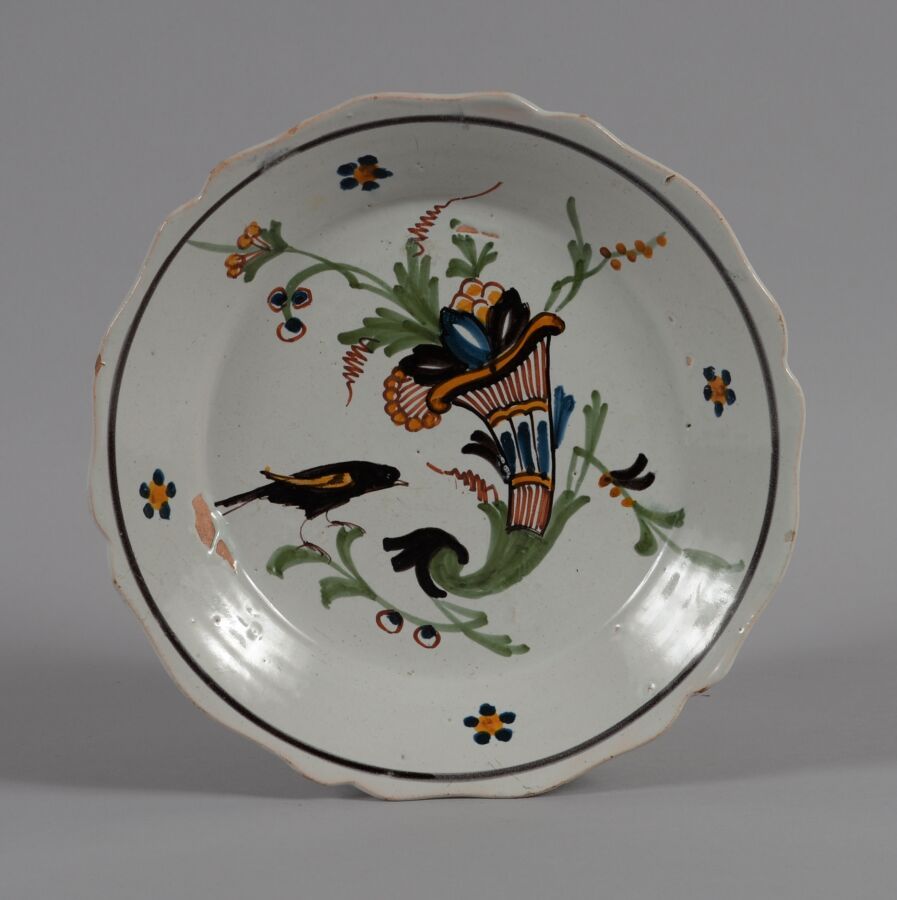 Null ǞǞǞ
一个多色陶器盘子，上面装饰着一个玉米花。
19世纪
直径23厘米
BE
