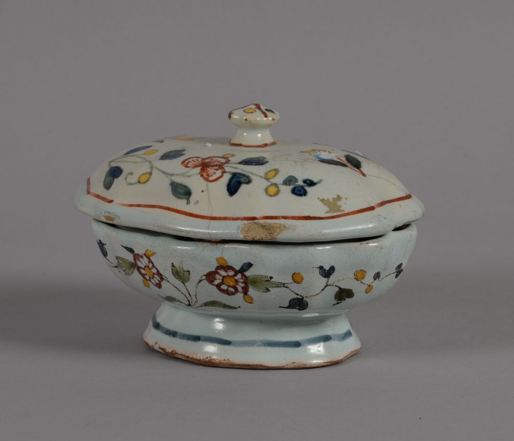 Null 冼星海
有三个隔间的多色陶器香料盒，上面装饰着花枝。
18世纪
长12.5厘米
装订的和不匹配的盖子