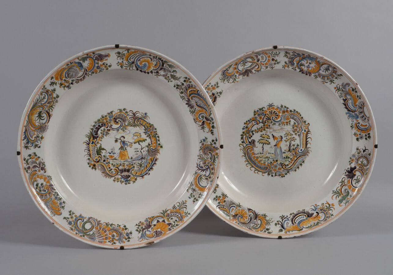 Null MARSEILLE
Pair of large circular hollow dishes in polychrome earthenware de&hellip;