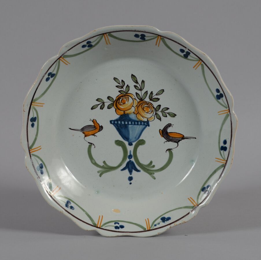 Null ǞǞǞ
一个多色陶器盘子，上面装饰着一个台子上的花瓶，周围有两只鸟。
19世纪
直径23厘米
BE