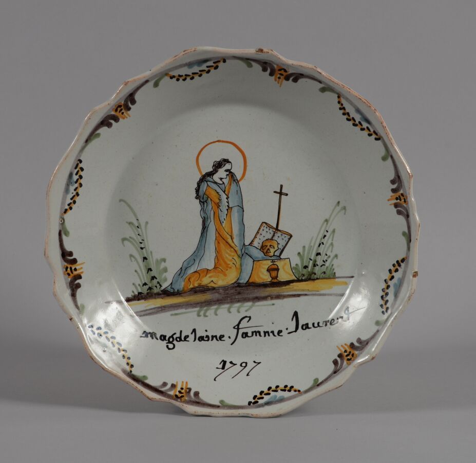 Null NEVERS
Assiette patronymique à contours en faïence polychrome représentant &hellip;