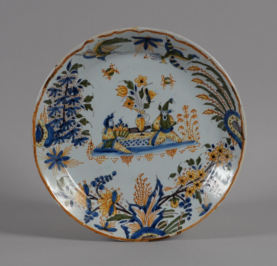 Null MOULIN
一个多色陶盘，上面装饰着两个中国人，被一个花瓶分开。
18世纪第三季度
直径23厘米
BE，一个芯片在17 h 

书目：Les Faï&hellip;