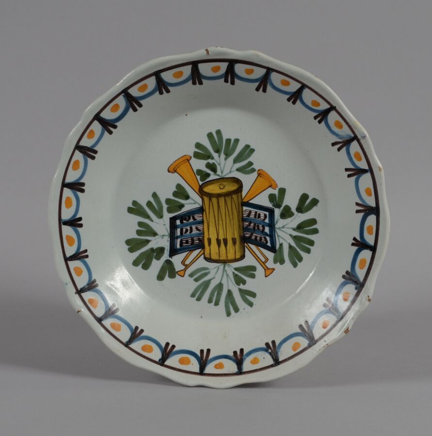 Null ǞǞǞ
一个装饰有乐器和乐谱的多色陶器盘。
18世纪
直径23厘米
小碎片