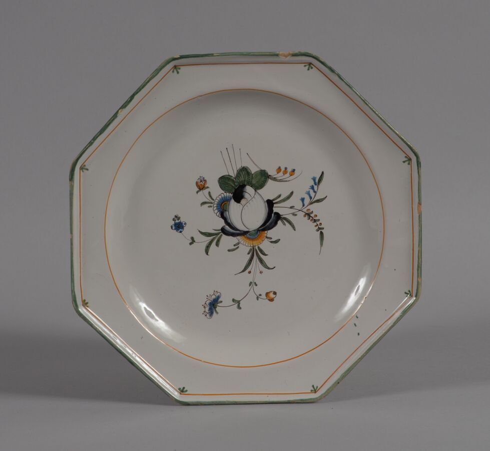 Null 马特-托罗萨内
多色陶器切面盘，饰有花枝。
18世纪晚期
直径20,8厘米
薯片和薯条