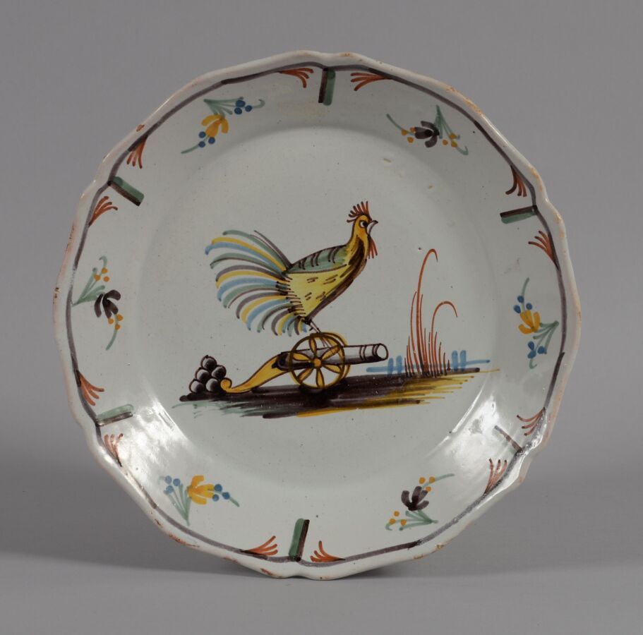 Null ǞǞǞ
多色陶器的革命盘，装饰有一只栖息在枪上的公鸡。
18世纪末
直径22.5厘米
BE 

参考书目：《路易-海瑟尔收藏集》，《革命之路》，N°3&hellip;