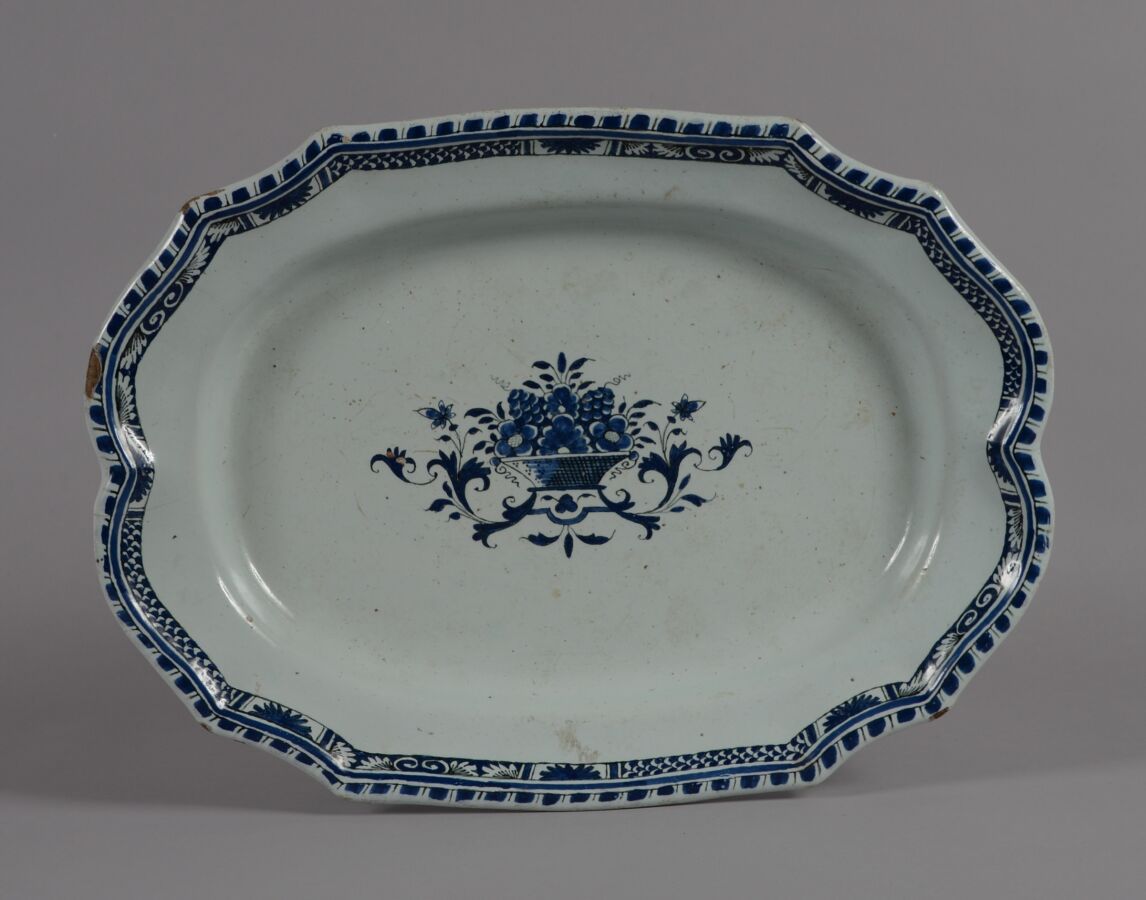 Null ROUEN
Plato oval de loza con decoración monocroma azul de una cesta florida&hellip;