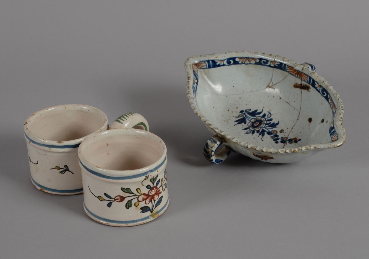 Null ROUEN
多色陶器酱缸，带花和两个环形把手。
18世纪
长21厘米
断裂，装订
附有一个NEVERS的陶制油壶。
高7厘米
损坏的