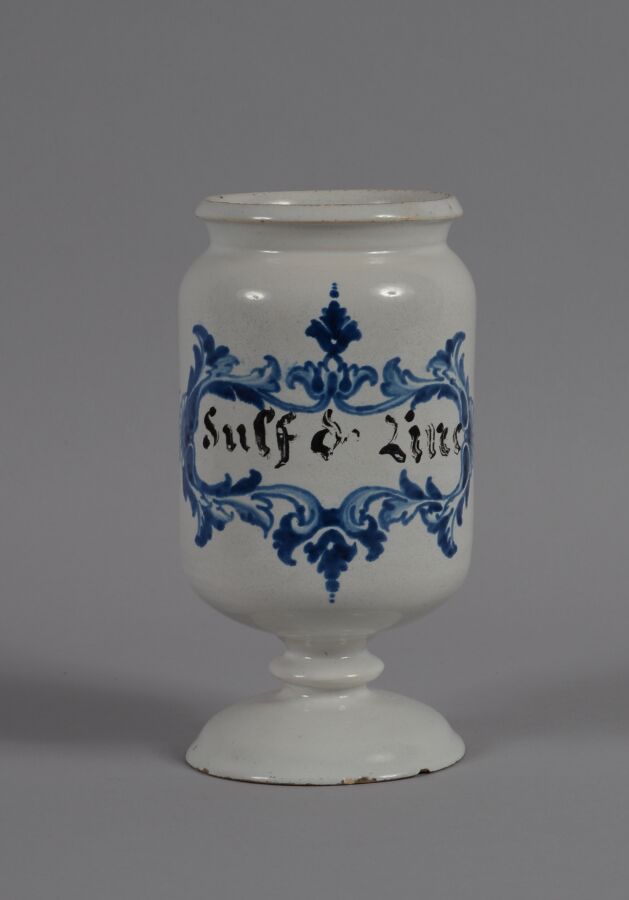 Null 一个基座上的陶制药罐，上面有一个蓝色的单色装饰，上面刻有 "Sulf de Linc "的叶子图章。
18世纪
高22厘米
BE，脚上有小缺口