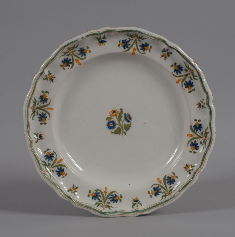 Null 搬家公司
一个多色陶盘，上面装饰着Solanea的花朵。
18世纪
直径25.5厘米
BE，边缘有轻微磨损