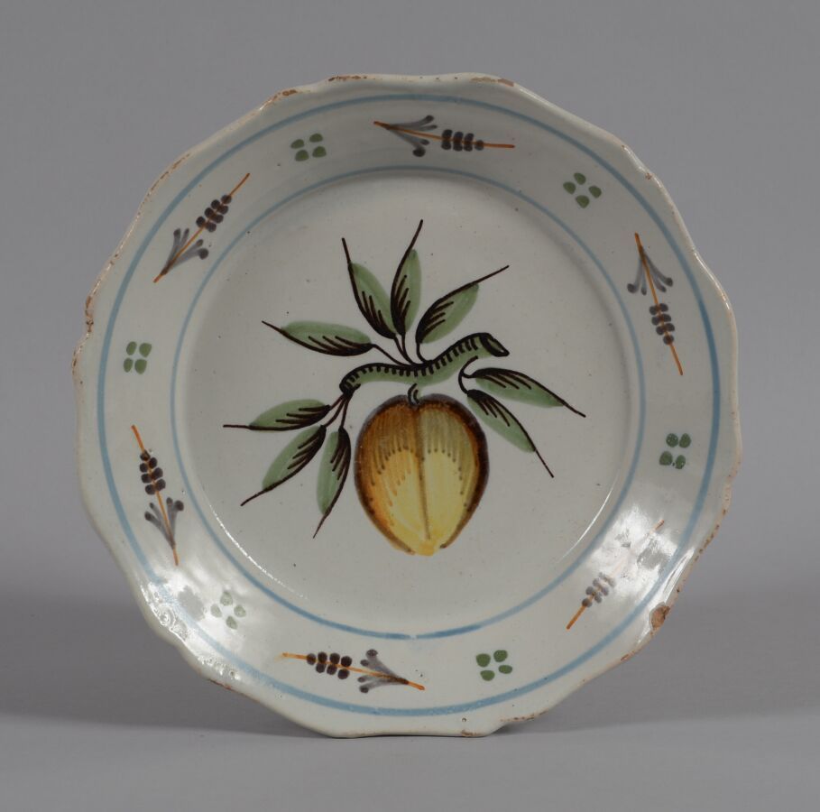 Null ǞǞǞ
一个装饰有水果的多色陶器盘。
19世纪
直径23厘米
边缘有磨损和缺口