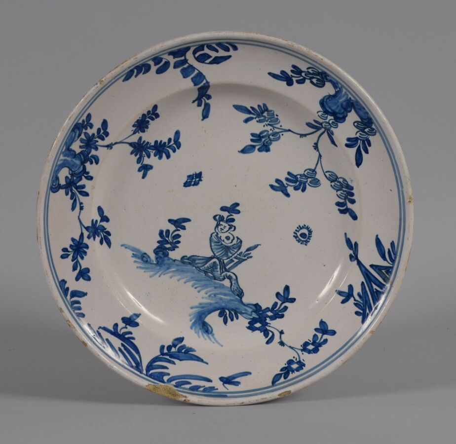 Null 马赛尔
陶器盘，蓝色camaïeu装饰，上面有一个在土丘上的中国人，周围有花枝。
18世纪
直径23.5厘米
薯片和薯条在18小时内