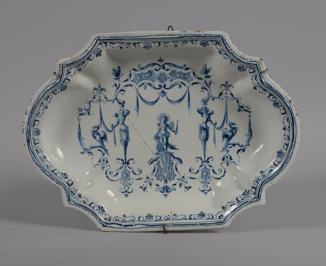 Null 搬家公司
椭圆形陶盘，蓝色camaïeu装饰 "à la bérain"，表现朱诺加冕，周围有两个加丽塔，翅膀上有蕾丝图案。
18世纪
长30.5厘米&hellip;