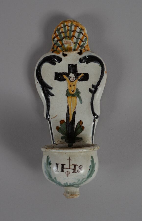 Null ǞǞǞ
多色陶罐，装饰有十字架上的基督，罐上有 "IHS "字样。
18世纪
高21厘米
BE