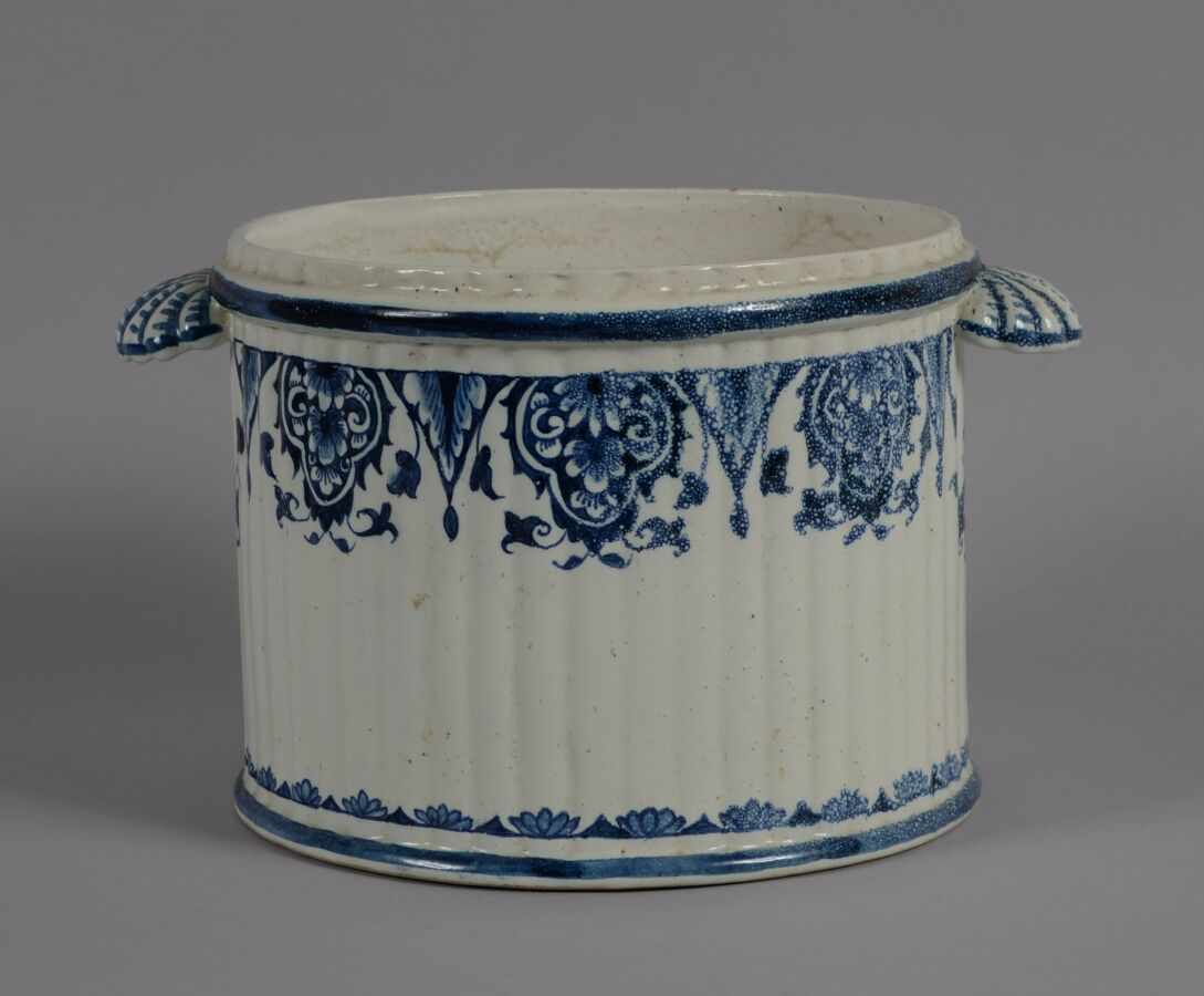 Null 巴黎或圣克劳德
陶器茶点架，用蓝色camaïeu装饰，有羊角花，两个贝壳形式的把手。
18世纪
高16.5厘米
BE