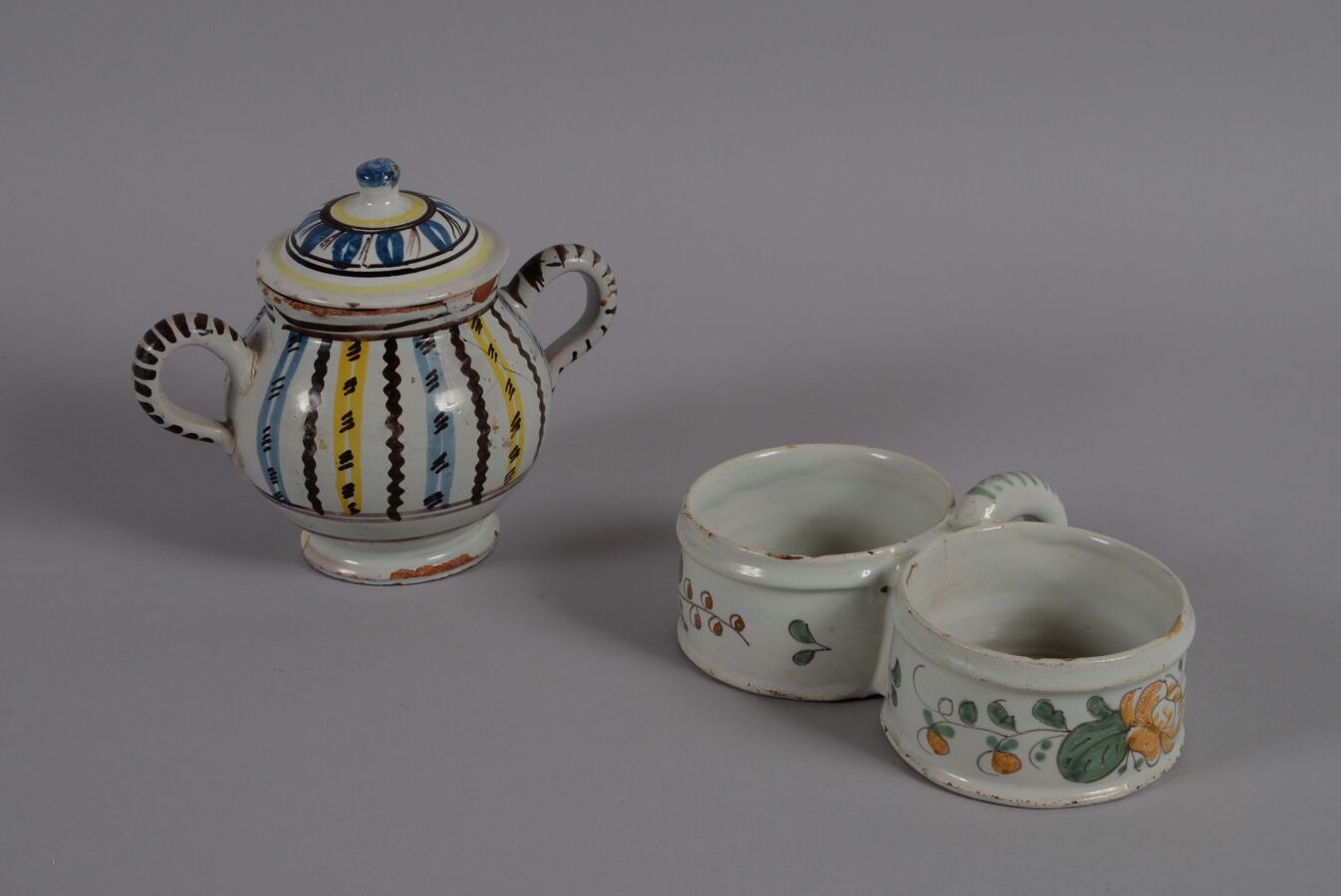 Null NIVERNAIS
多色陶器盖罐，有两个把手。
18世纪晚期
高15厘米
裂缝和碎片
多色陶器油壶，有花纹装饰。
18世纪
高5厘米
薯片