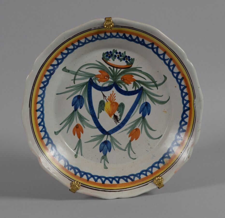 Null ǞǞǞ 
多色陶器盘，装饰有旺代心。
18世纪晚期
直径23厘米
BE