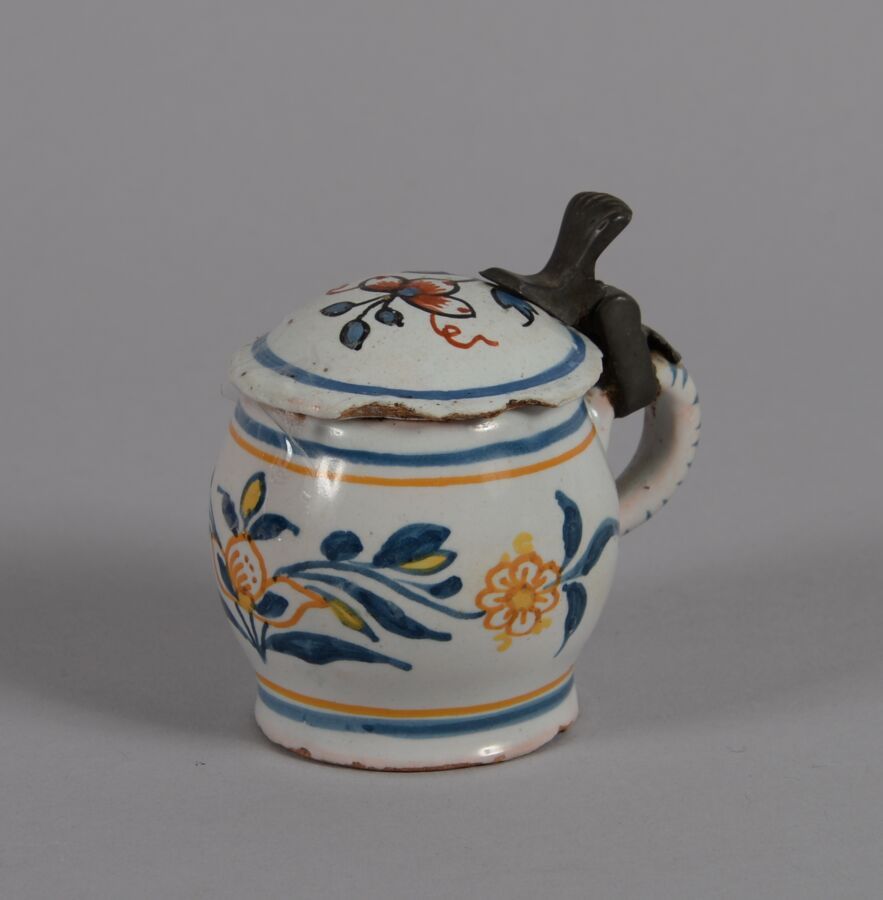 Null ǞǞǞ
多色陶器中的芥末罐，上面装饰着鲜花。紫铜框架。
18世纪
高6.5厘米
盖子上的芯片