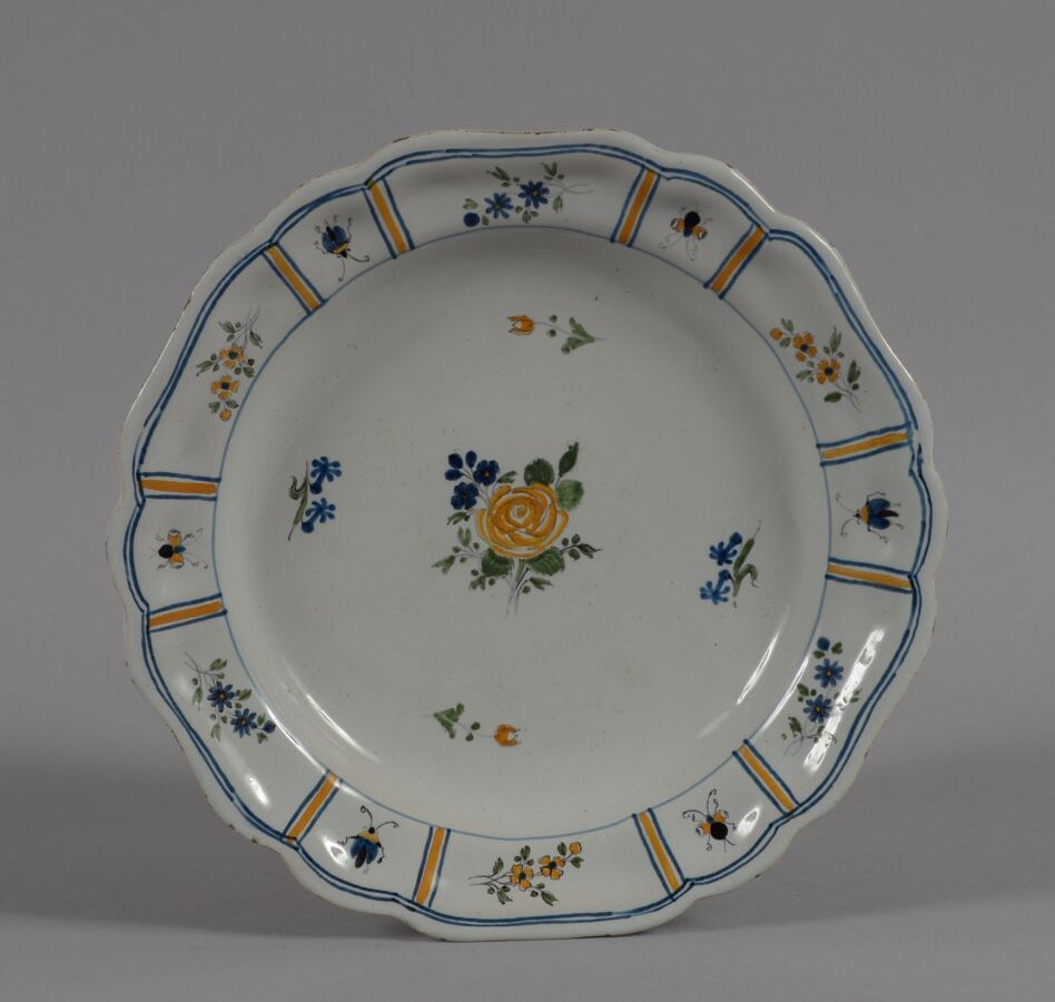 Null MIDI
多色陶器中带有轮廓的盘子，上面装饰着花朵。
18世纪晚期
直径22,4厘米
小碎片