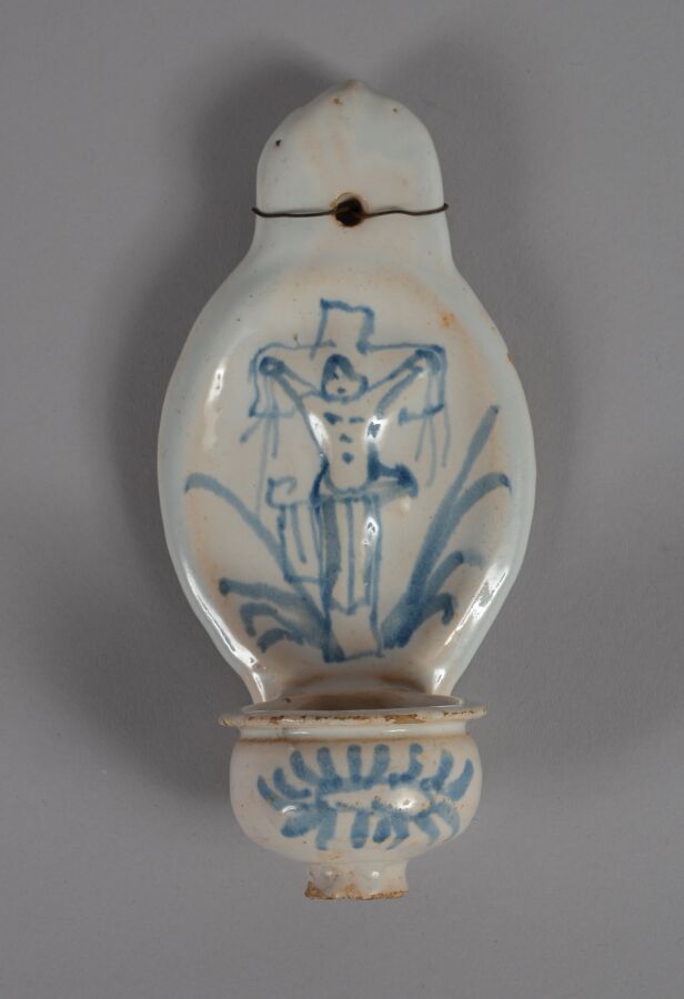 Null ǞǞǞ
陶罐上有蓝色单色的十字架上的基督装饰。
18世纪
高18厘米
BE