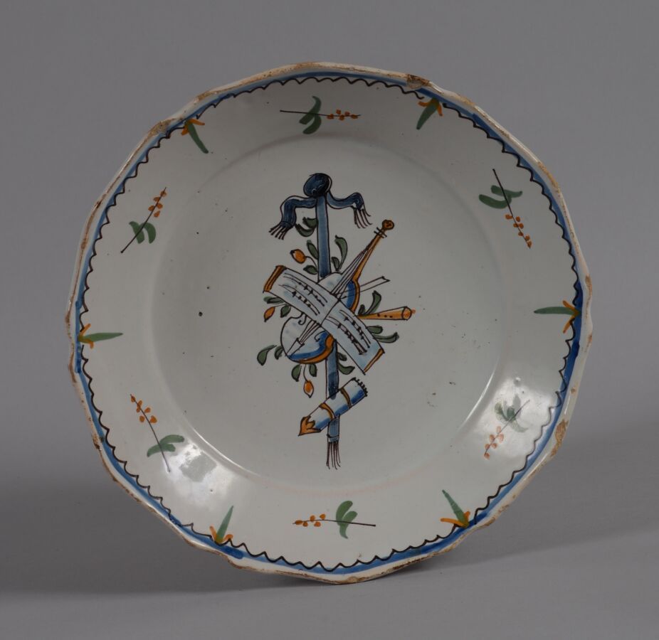 Null NEVERS
Assiette à contours en faïence polychrome à décor d'attributs de mus&hellip;